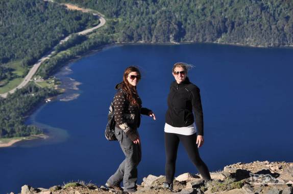 Com a Rowan, no alto do Cerro Falkner e com o lago Falkner ao fundo, no Parque Lanin, na região de San Martín de Los Andes, na Argentina